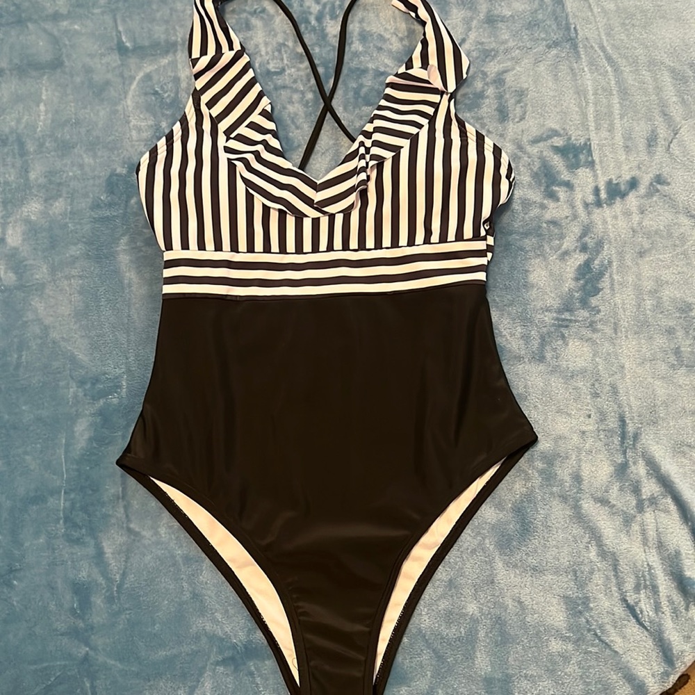 Woman Black and White 1 pc Swim Suit | Size M | NWOT